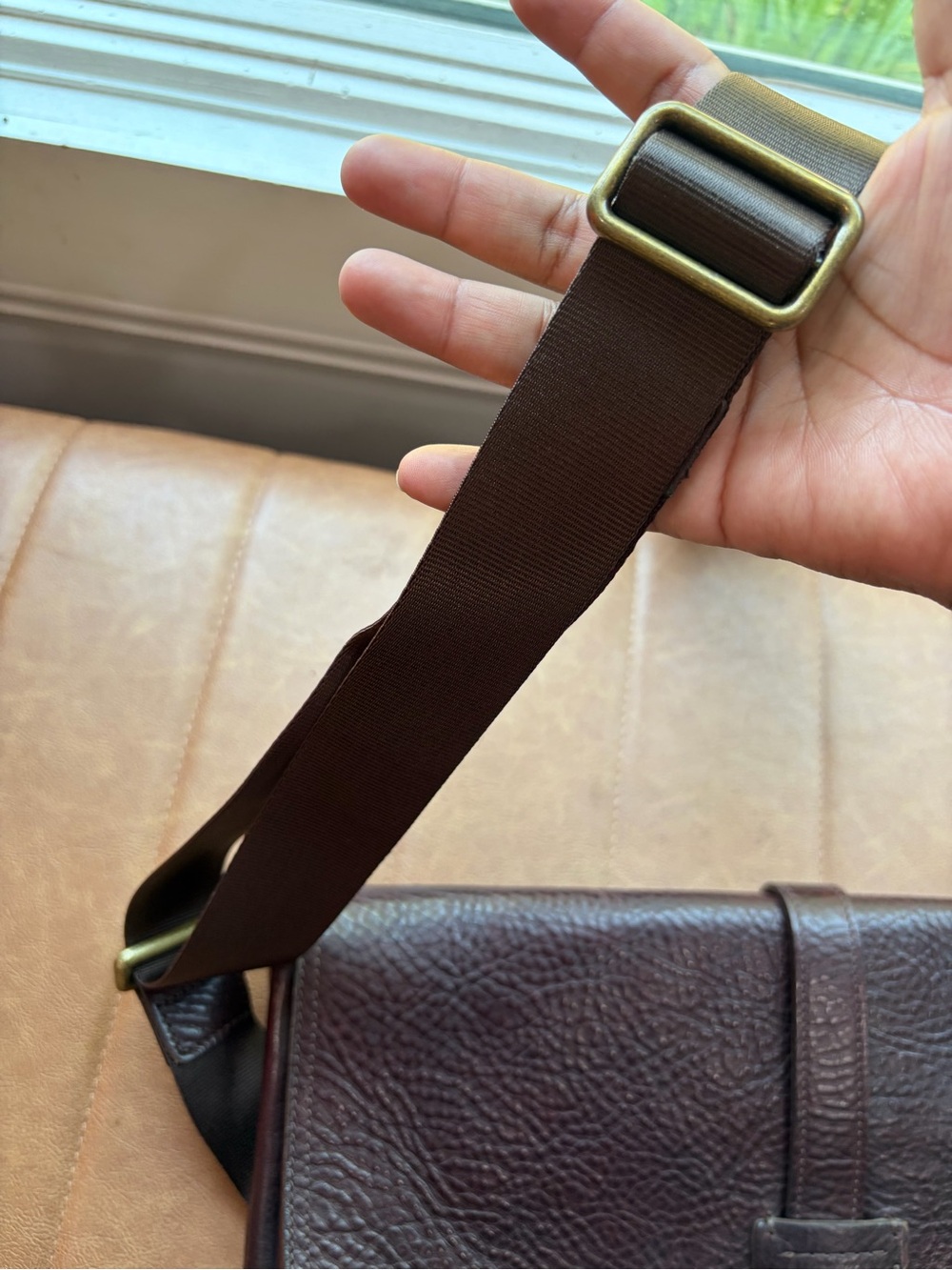 Allen Edmonds dark brown grained leather messenger bag made in the USA - Picture 5 of 12